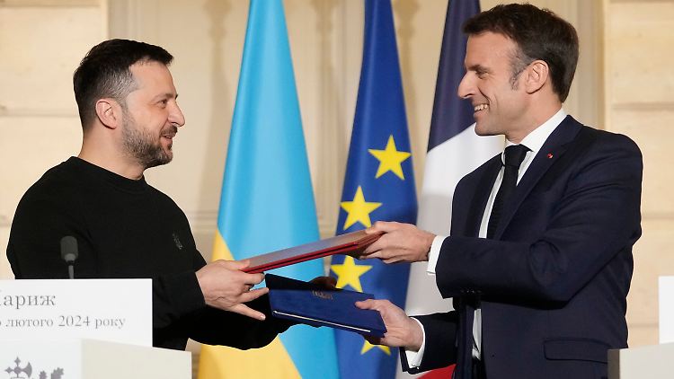 Selenskyj und Macron bei der Unterzeichnung des Abkommens in Paris. 