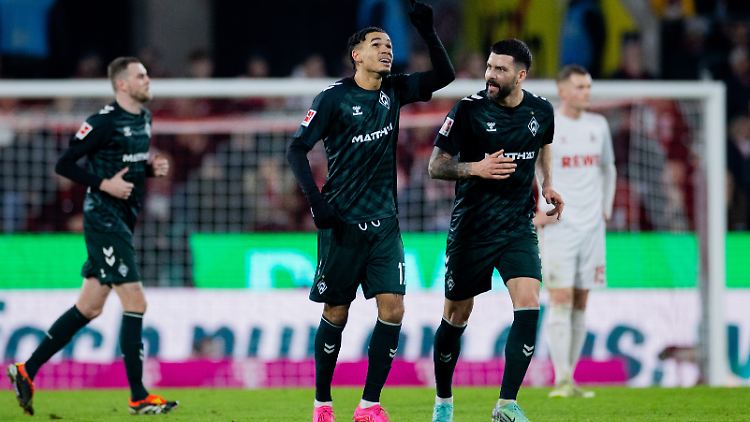 Justin Njinmah jubelt über das Tor des Tages für Werder Bremen.