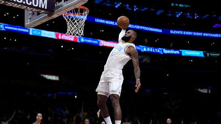 Er kann es noch immer: Auch in seiner 21. Saison spielt LeBron James noch sehr weit vorne mit.