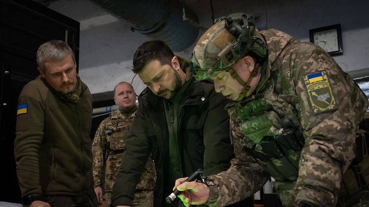 Der ukrainische Präsident Wolodymyr Selenskyj bei einer taktischen Besprechung mit Olexander Syrskyj (r.), wenige Wochen vor dessen kürzlicher Ernennung zum Oberbefehlshaber aller Streitkräfte.