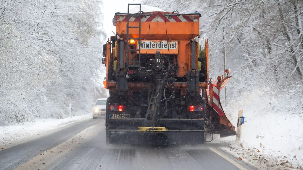 Ein-Einsatzfahrzeug-des-Winterdienstes-raeumt-Schnee-von-der-L2-und-streut-Salz