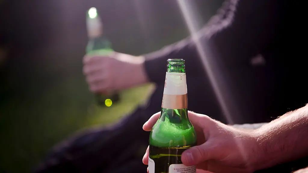 Zwei-Menschen-trinken-Bier-aus-Flaschen