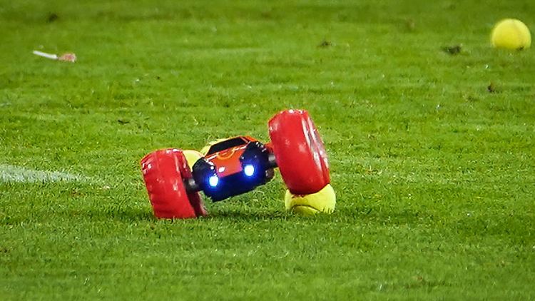 Mit ferngesteuerten Autos wurde das Bundesliga-Spiel zwischen Köln und Bremen gestört.
