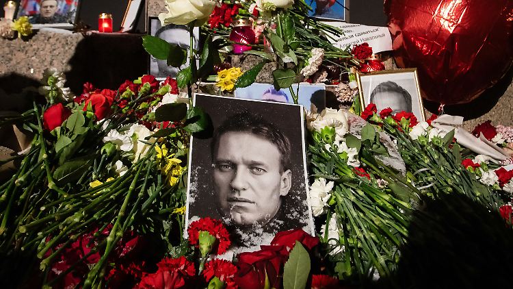 In St. Petersburg legten die Menschen Blumen im Gedenken an Nawalny nieder.