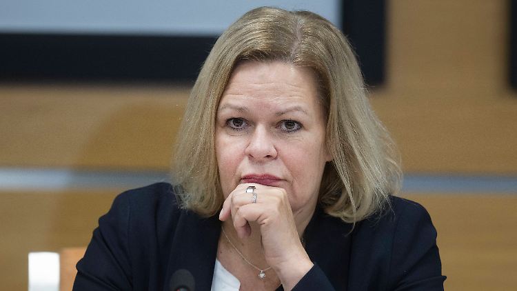 "Wir wissen, welche Instrumente Putins Verbrecher-Regime einsetzt", sagte Innenministerin Faeser.