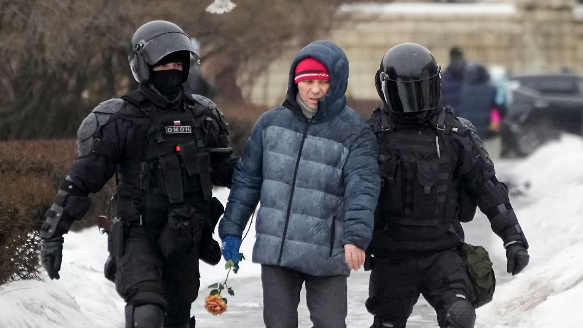 St. Petersburg: Polizisten halten einen Mann fest, als dieser Blumen für Kremlgegner Nawalny an einem Denkmal niederlegen will.
