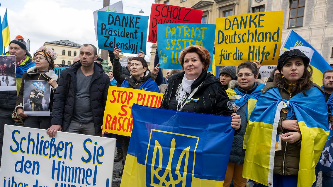 Während die Sicherheitskonferenz läuft, wird in der Münchner Innenstadt demonstriert.