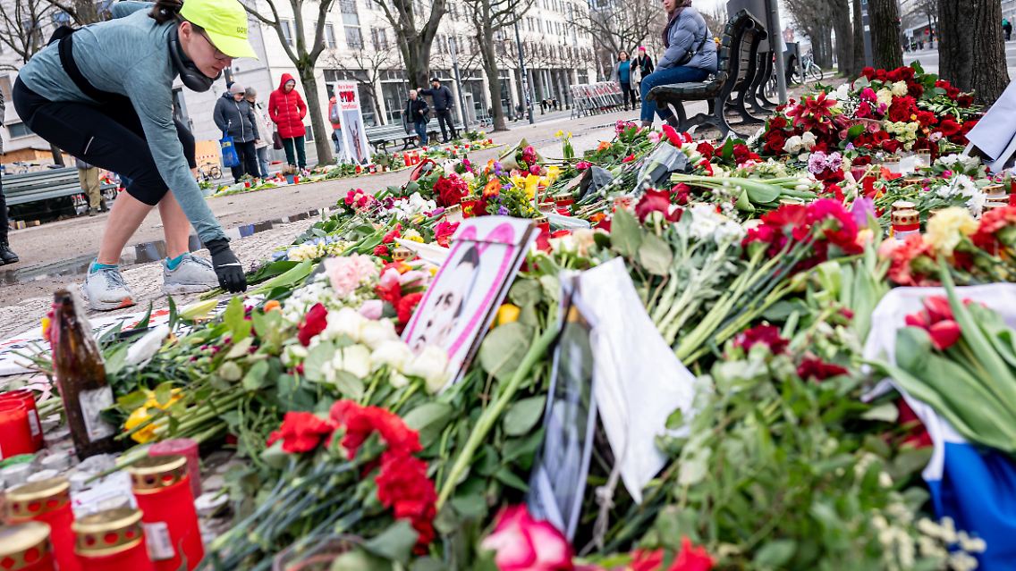 In Berlin legen zahlreiche Menschen vor der russischen Botschaft Blumen nieder, um Nawalny zu ehren.