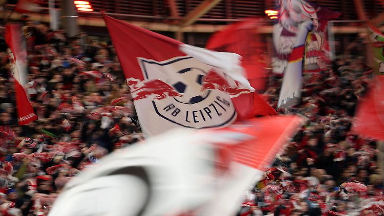 Ein Fan von RB Leipzig starb während des Bundesligaspiels gegen Borussia Mönchengladbach.