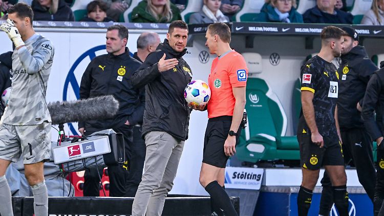 Sebastian Kehl (l.) und Martin Petersen besprechen bei einer Unterbrechung, wie es auf dem Platz weitergehen könnte.