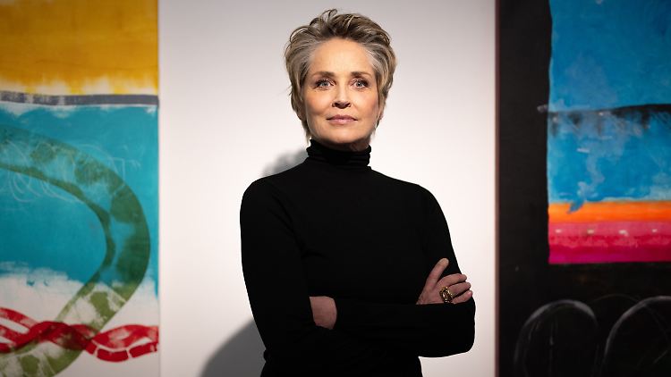 "Schau dich an, du wunderschönes kleines Ding", sagt Sharon Stone zu ihren Bildern.