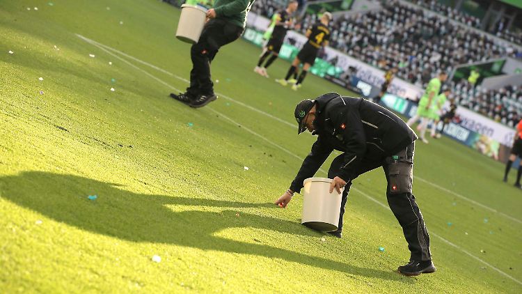 Auch bei der Bundesliga-Partie Wolfsburg gegen Dortmund mussten Gegenstände vom Rasen aufgesammelt werden.