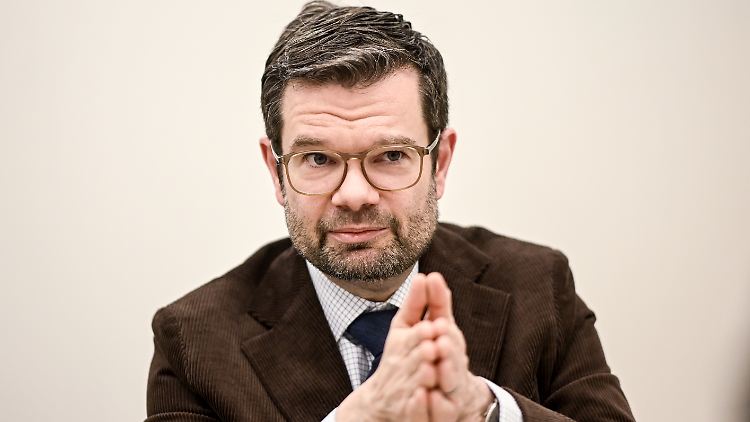 Der Bundesjustizminister will mehr Betroffene und Zeugen von möglichen Kriegsverbrechen davon überzeugen, ihre Erfahrungen mit der Polizei zu teilen. 