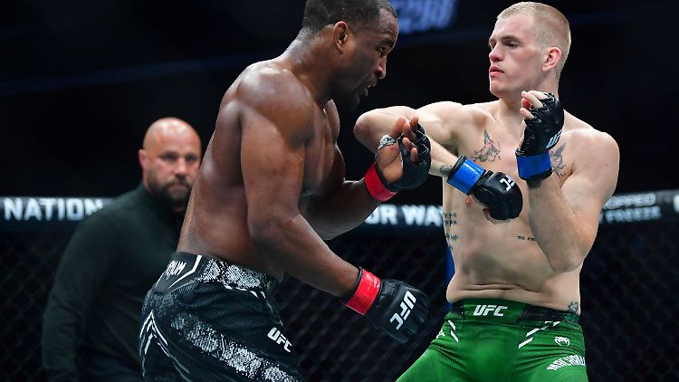 Garry fing die Vorstöße seines Gegners mit kurzen haken ab.