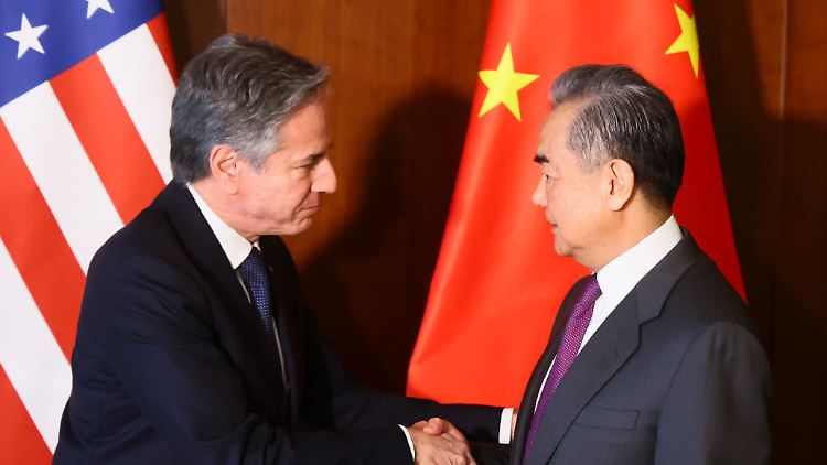 Antony Blinken (l.) trifft in München den chinesischen Außenminister Wang Yi.