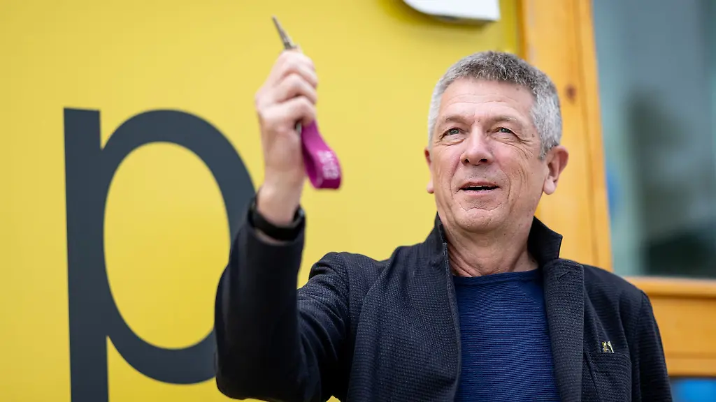 Volker-Heller-Direktor-der-Stiftung-Zentral-und-Landesbibliothek-Berlin-haelt-einen-Schluessel