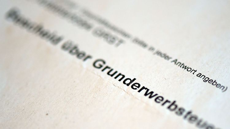 Eigentum erworben? Allein mit dem Kaufpreis ist es nicht getan. Der Fiskus möchte auch Grunderwerbsteuer sehen.
