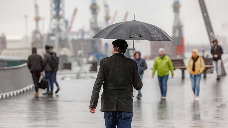 Wie hier in Hamburg gehört der Regenschirm auch in den kommenden Tagen für die meisten Deutschen zum Ausgeh-Accessoire. 