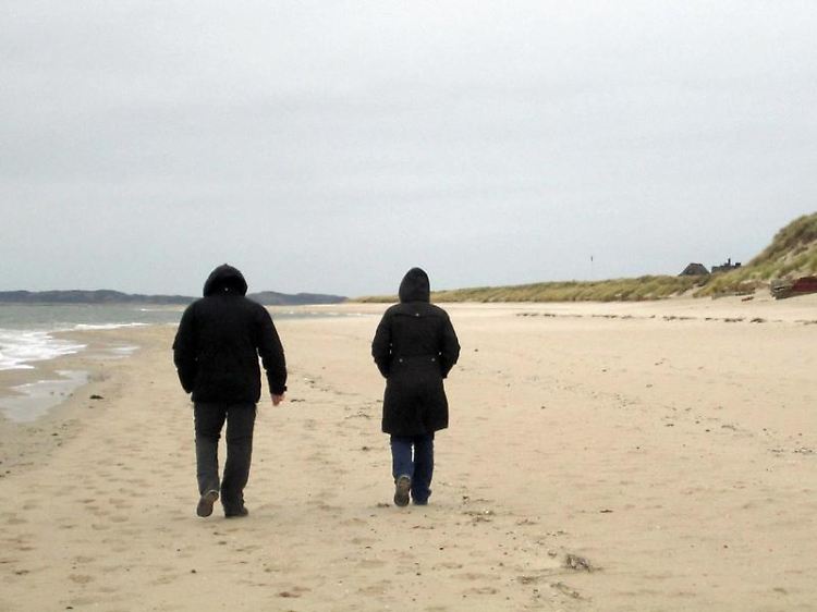 Spaziergänger gibt es an der Westküste von Sylt das ganze Jahr hindurch - im Winter ist es am Strand zwischen Westerland und Kampen aber deutlich ruhiger.