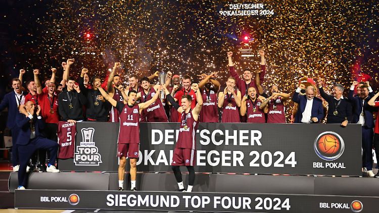 Während man im Fußball schon ausgeschieden ist, feiert der FC Bayern München im Basketball den Pokalsieg.