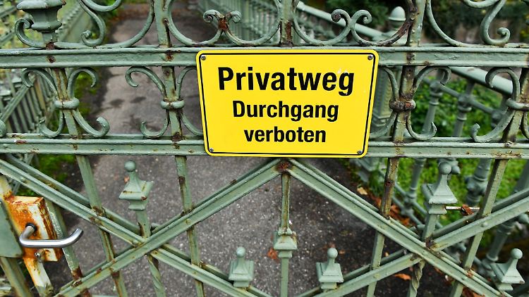 Ist der Zugang zum eigenen Grundstück nur über Grund und Boden des Nachbarn möglich, sollte das im Grundbuch vermerkt werden.