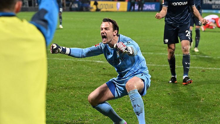 Manuel Riemann feiert seine Monsterparade gegen Leroy Sané.