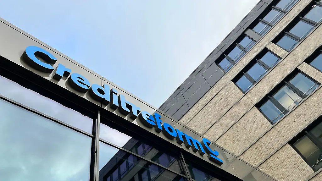 Das-Logo-der-Wirtschaftsauskunftei-Creditreform-haengt-am-Eingang-des-Unternehmens