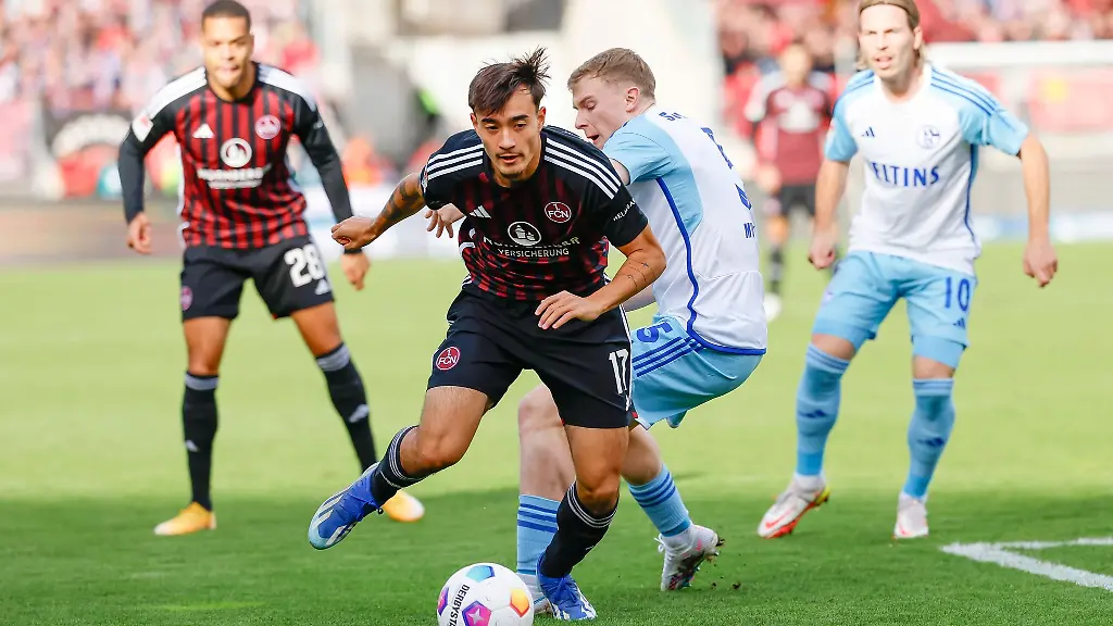 Jens-Castrop-vom-1-FC-Nuernberg-l-und-Derry-John-Murkin-vom-FC-Schalke-04-in-Aktion