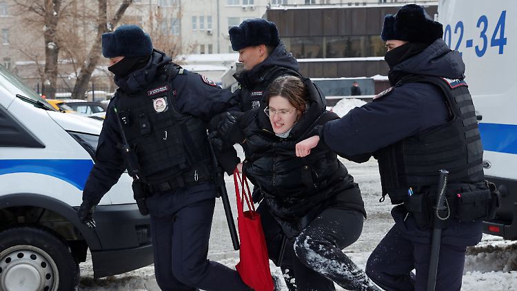 In Russland wurden nach dem Tod von Nawalny mehr als 400 an Gedenkfeiern Teilnehmende wegen "Störung der öffentlichen Ordnung" festgenommen.