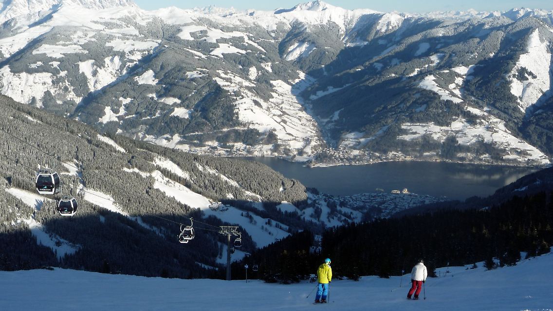 Abfahrt mit Seeblick: Der knapp vier Kilometer lange Zeller See zieht immer wieder die Aufmerksamkeit der Skifahrer auf sich.