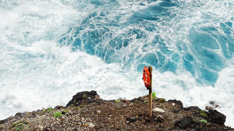 Wellen schlagen an die Atlantikküste: Es mehren sich die Anzeichen, dass sich die Atlantikströmungen einem Kipppunkt nähern. 