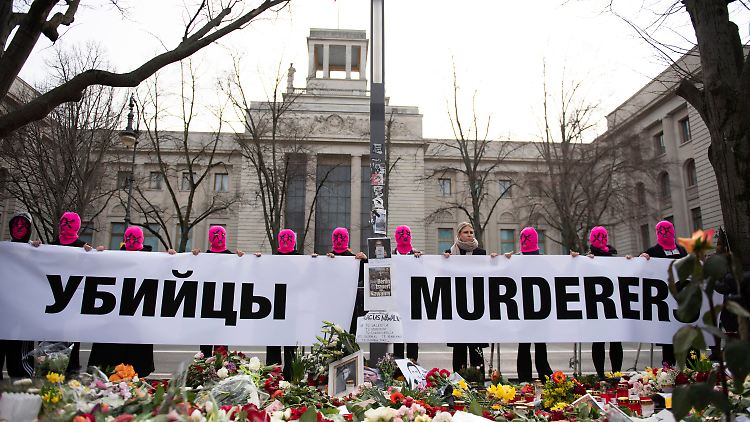 Proteste vor der russischen Botschaft in Berlin nach dem Tod Nawalnys.