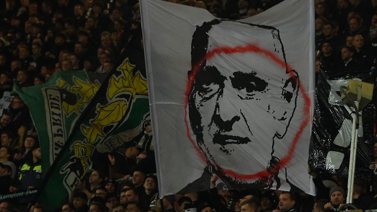 Kein Fadenkreuz, dennoch wissen alle, was gemeint ist: Martin Kind ist Hassobjekt vieler Fußballfans.