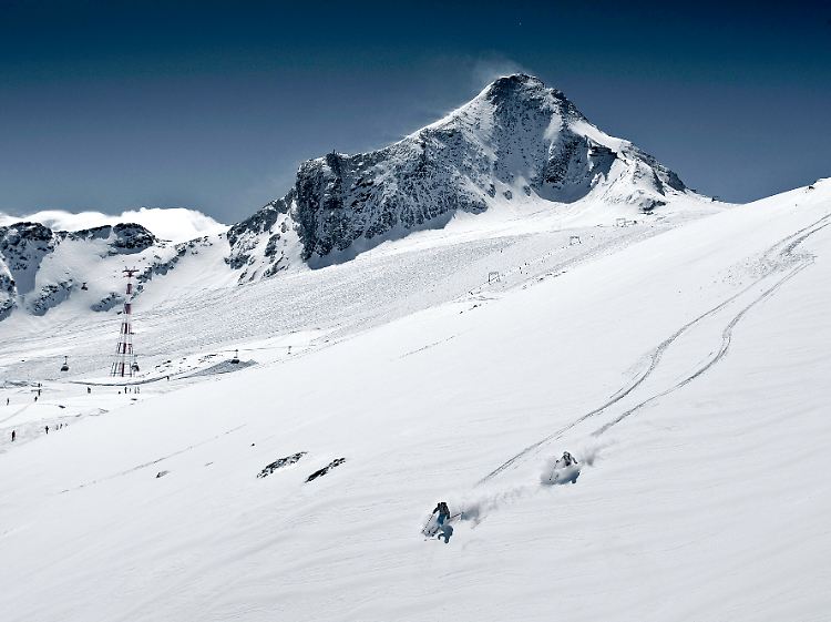 Pisten und nicht gespurte Hänge nahe beieinander: Das Skigebiet am Kitzsteinhorn lockt auch viele Freerider aus aller Welt an.