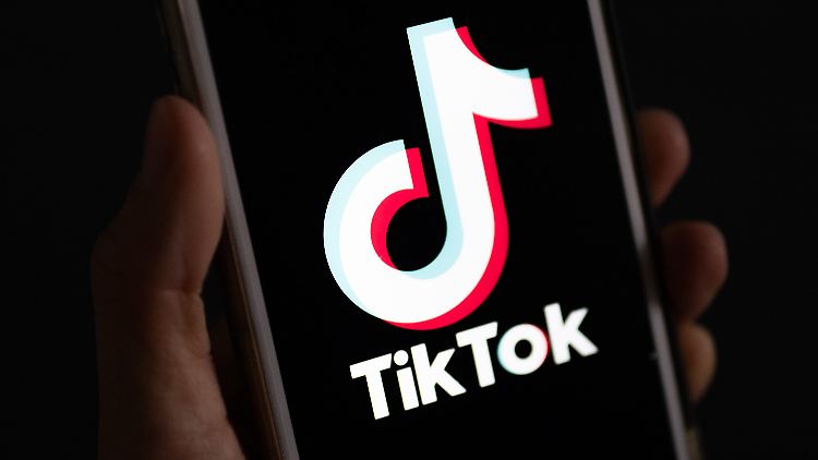 Die beliebte Onlineplattform Tiktok wird verdächtigt, den Jugendschutz zu vernachlässigen. 