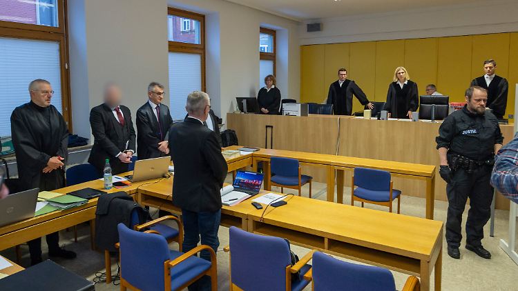 Der Angeklagte selbst äußerte sich beim Prozessauftakt nicht.