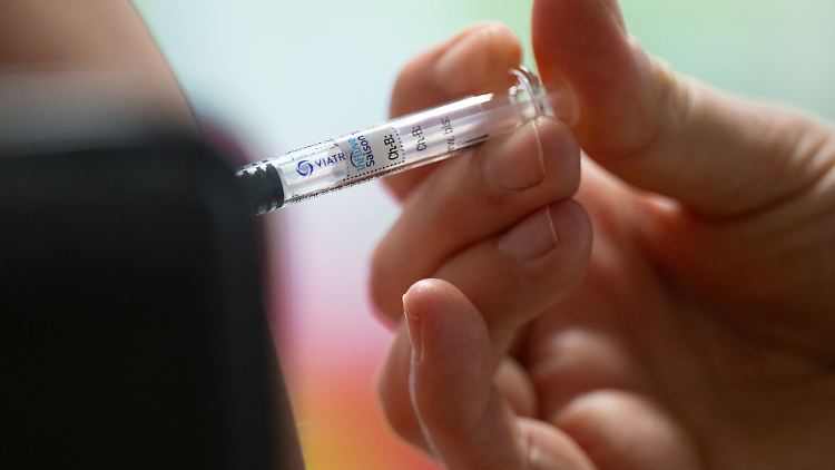 Eine Frau lässt sich während eines Pressetermins zur Grippeschutzimpfung mit dem saisonalen Wirkstoff gegen die 
Grippe impfen.