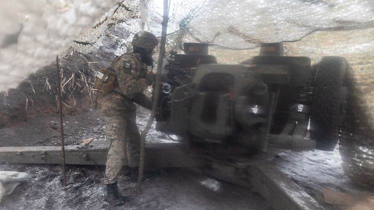 Ein ukrainischer Soldat feuert in Richtung Bachmut auf russische Stellungen.