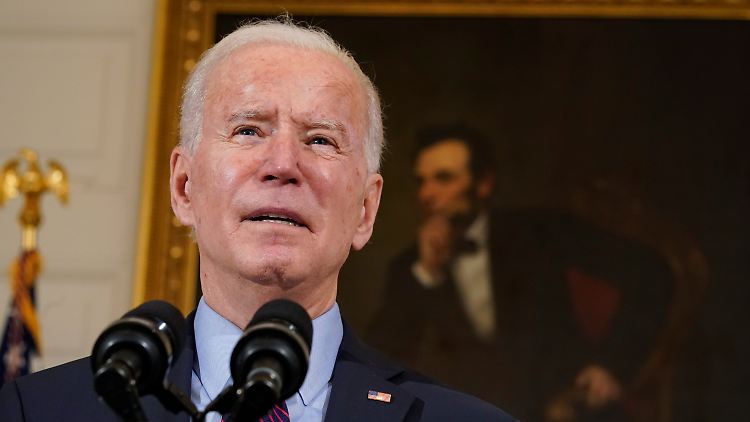 US-Präsident Biden mit einem Lincoln-Gemälde im Hintergrund.  