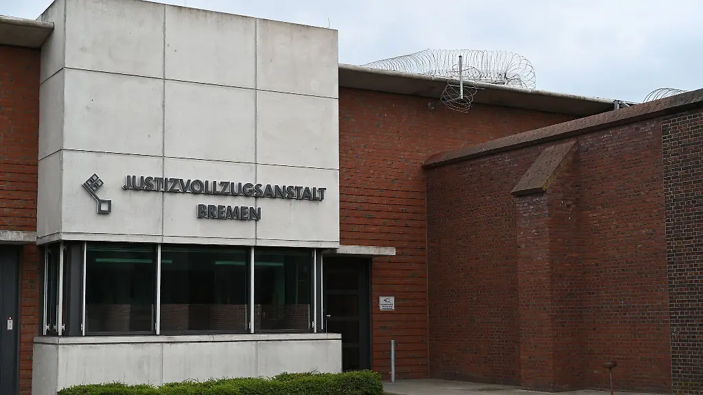 Der-Haupteingang-der-Justizvollzugsanstalt