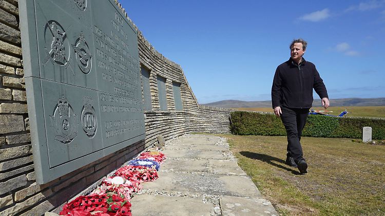 Besuch auf einem Soldatenfriedhof. Eine Rückgabe der Falklandinseln stehe nicht zur Diskussion, sagt der britische Außenminister.