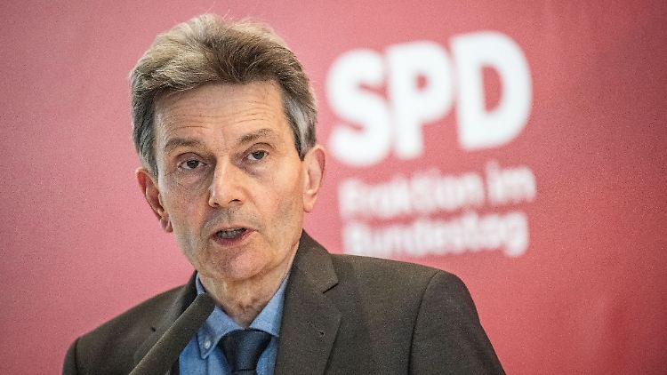 SPD-Fraktionschef Rolf Mützenich zieht eine deutliche rote Linie bei möglichen Kürzungen im Sozialsystem.