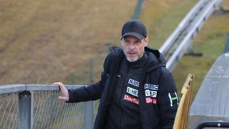 Alexander Stöckl hat mit seinen Athleten noch etwas zu klären.