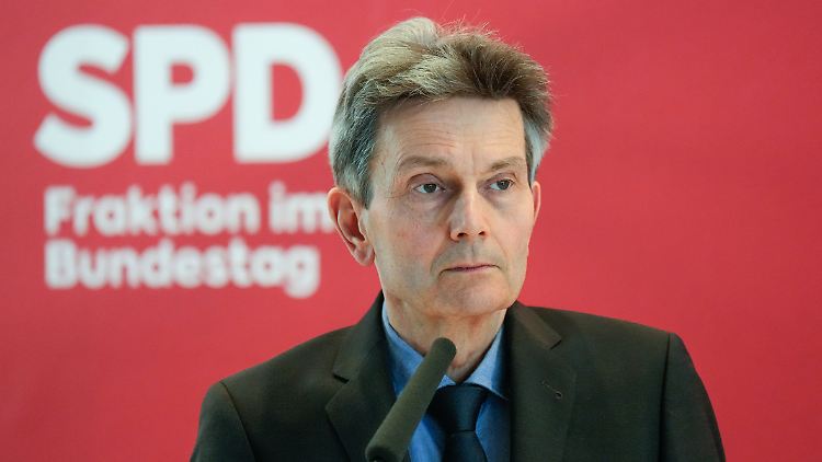 Es sei darauf Verlass, dass es mit der SPD keinen Abbau sozialer Rechte von Beschäftigten geben werde, so Mützenich.