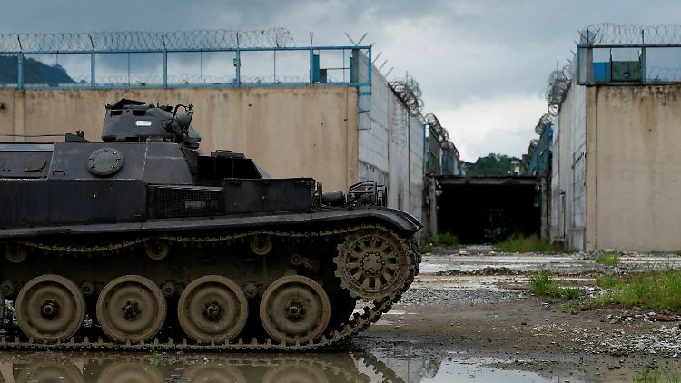 Auch eine Einsatzmöglichkeit: ein Panzer vor einer Haftanstalt in Ecuador.
