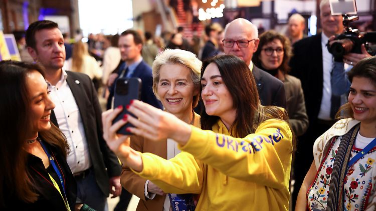 Am Montag besuchte Ursula von der Leyen nicht nur die CDU-Zentrale, sondern auch das zeitweilig eingerichtete "Café Kyiv" der Konrad-Adenauer-Stiftung in Berlin.