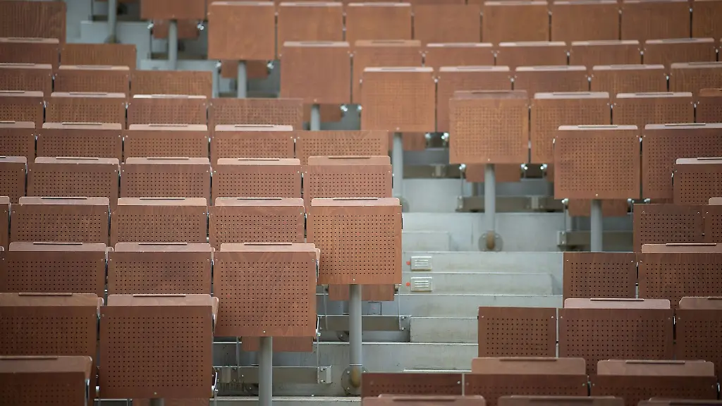 Ein-leerer-Hoersaal-an-einer-Universitaet