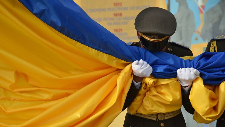 Tote, Verletzte, Traumatisierte: Während einer Trauerzeremonie für getötete Soldaten im August 2023 im ukrainischen Lwiw kann ein Soldat seine Tränen nicht zurückhalten.