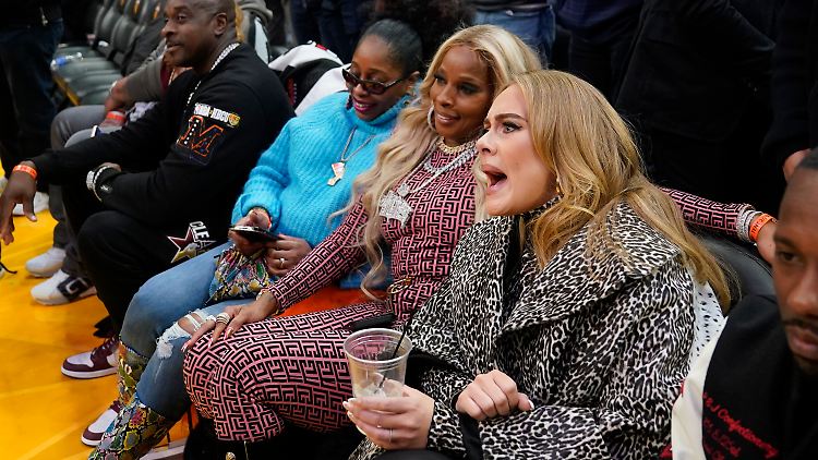Adele bei einem NBA All-Star Basketball-Spiel in Cleveland im Februar 2022.