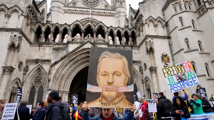 Vor dem Gericht in London demonstrieren Unterstützer von Assange.